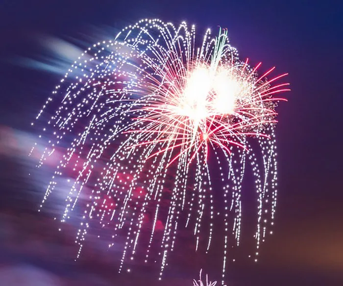 Высотный салют Калининград Высотный салют – слагаемые пиротехнического эффекта. Визуальный эффект высотного салюта - заряд летит на высоту, соответствующую калибру пусковой мортиры. После выстрела из пушки пиротехнический шар высотного салюта достигает высоты 100, 150 или все 300 метров, где взрывается ослепительно – яркой огненной сферой. организация и проведение фейерверк шоу от магазина пиротехники  | kaliningrad.piroclub.ru