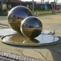 Фонтан из 2 стальных шаров (518906) ∅ 1 и ∅ 1,5 м. Калининград