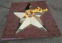 Плита из красного гранита (518205) монтаж комплект горелка ГВД 379 10 89 00 ПС вечный огонь звезда латунь ø 1100 мм. пустотелая  в Калининграде