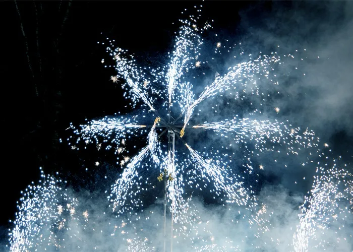 Фейерверк вертушка (огненное колесо) — Калининград <p>
Профессиональные огненные вертушки из сценических фонтанов монтируются на любой выделенной вам площадке для наземного фейерверк шоу. С помощью фонтанов, такие изделия создают множество искр в динамике кругового вращения пиротехнического элемента – конструкции
</p> организация и проведение фейерверк шоу от магазина пиротехники  | kaliningrad.piroclub.ru