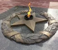 Бронзовый венок со звездой вечного огня в Калининграде (518550)