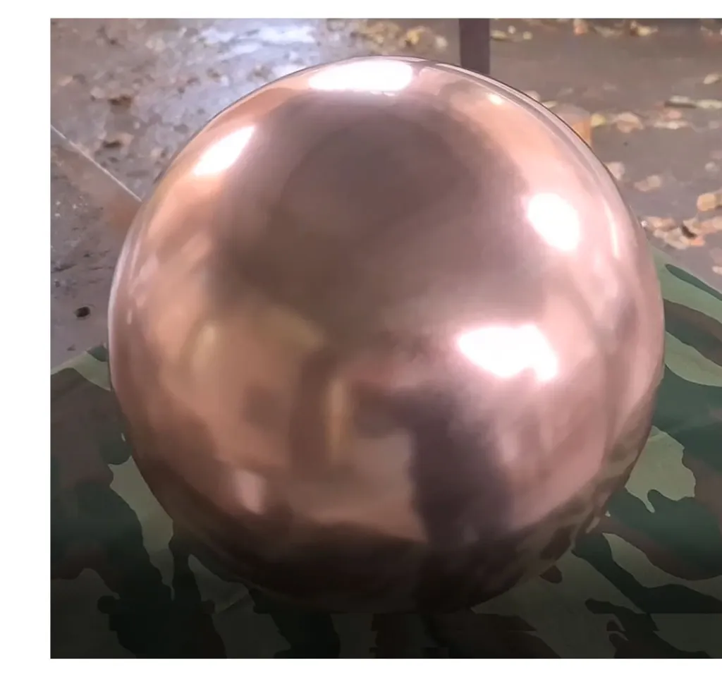 Шар из листовой меди. Толщина листа 1,5 миллиметра. Диаметр медного шара 250 мм. 